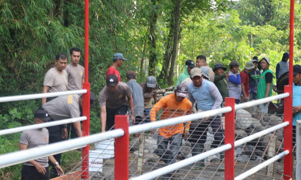 Polres Blitar Kota bersama Warga Bangun Jembatan Merah Putih Presisi Penggerak Ekonomi Desa