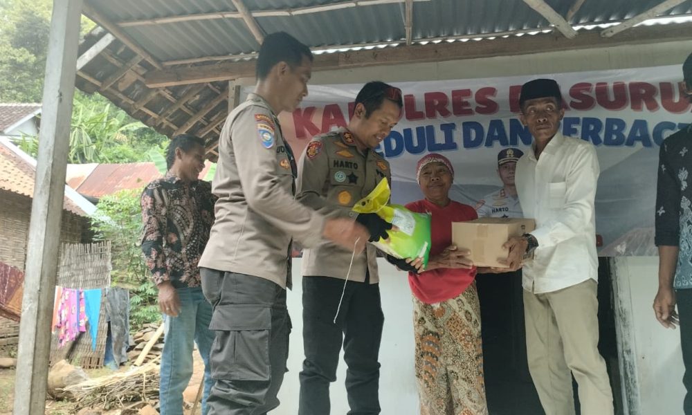 Polri Untuk Masyarakat : Kapolres Pasuruan Blusukan Salurkan Bansos untuk Warga