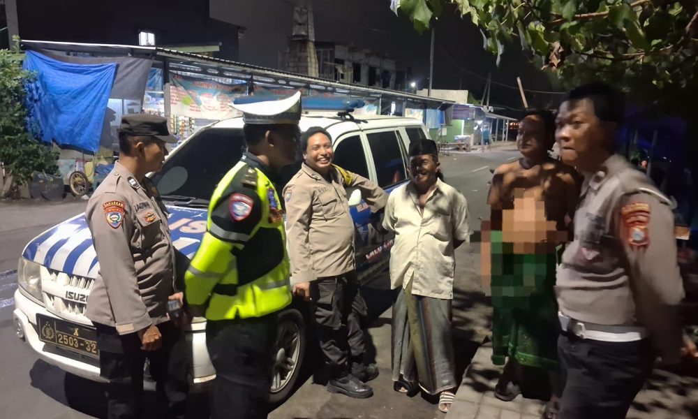 Patroli Dialogis Polres Pelabuhan Tanjungperak Imbau Warga di Pesisir Surabaya Antisipasi Banjir Rob