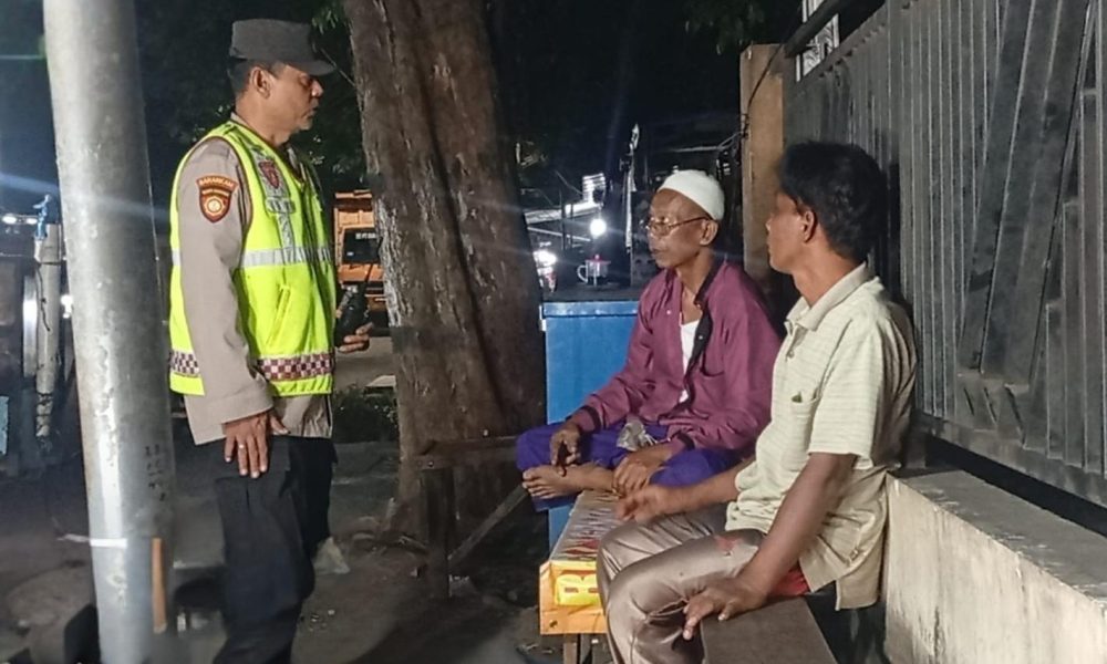 Patroli sambang Polsek Pohjentrek, Berikan Motivasi Kamtibmas Malam Hari Kepada Masyarakat