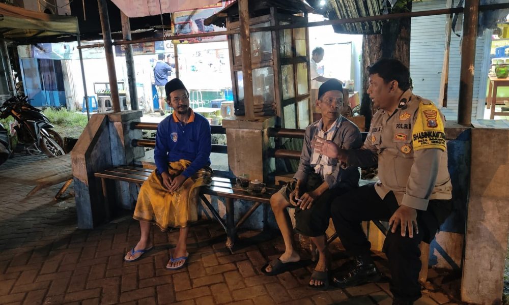 Patroli Humanis Malam Hari, Polsek Nguling Ajak Masyarakat Aktifkan Kembali Siskamling dan Sadar Kamtibmas