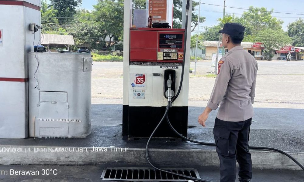 Patroli Presisi Polsek Nguling Cek Ketersediaan BBM di SPBU 54.671.28, Pastikan Distribusi Aman dan Lancar
