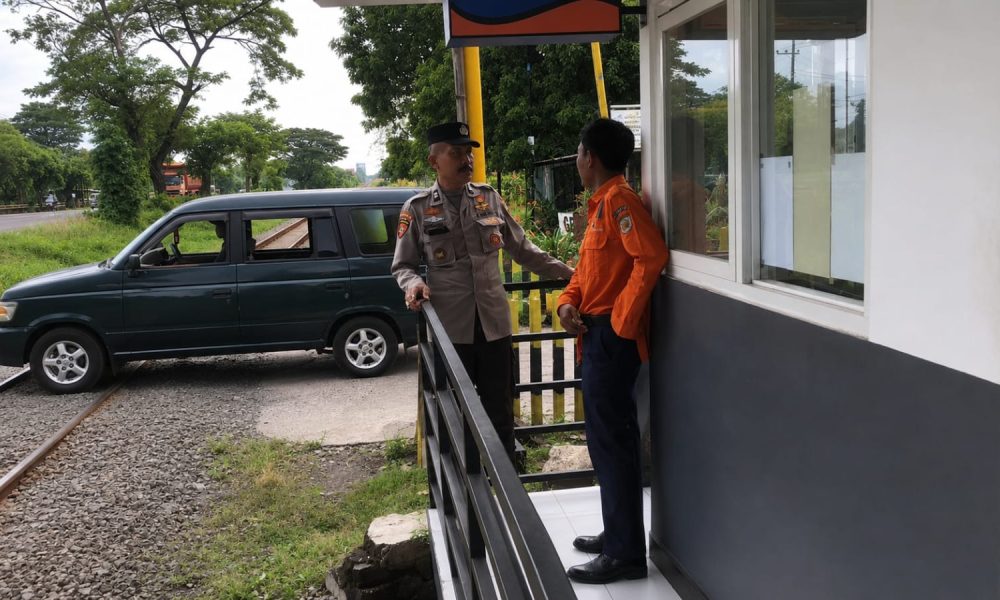 Patroli Dialogis Polsek Kraton Sambangi Penjaga Perlintasan Kereta Api, Berikan Motivasi Kamtibmas dan Keselamatan Para Pengguna Jalan