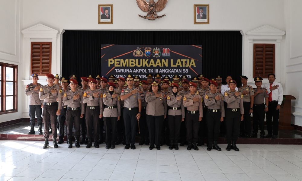 Kapolres Pasuruan Kota Sematkan Pita Tanda Peserta Latja Akpol TK III Batalyon Ksatriya Hawin Sarwahita Di Polres Pasuruan Kota