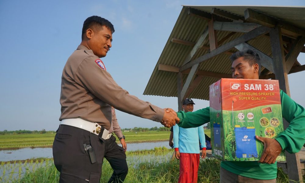 Satlantas Polres Pasuruan Kota Berbagi untuk Negeri, Serahkan Alat Semprot Pertanian kepada Kelompok Tani Dusun Kepel dalam Rangka Hari Bhayangkara ke-80