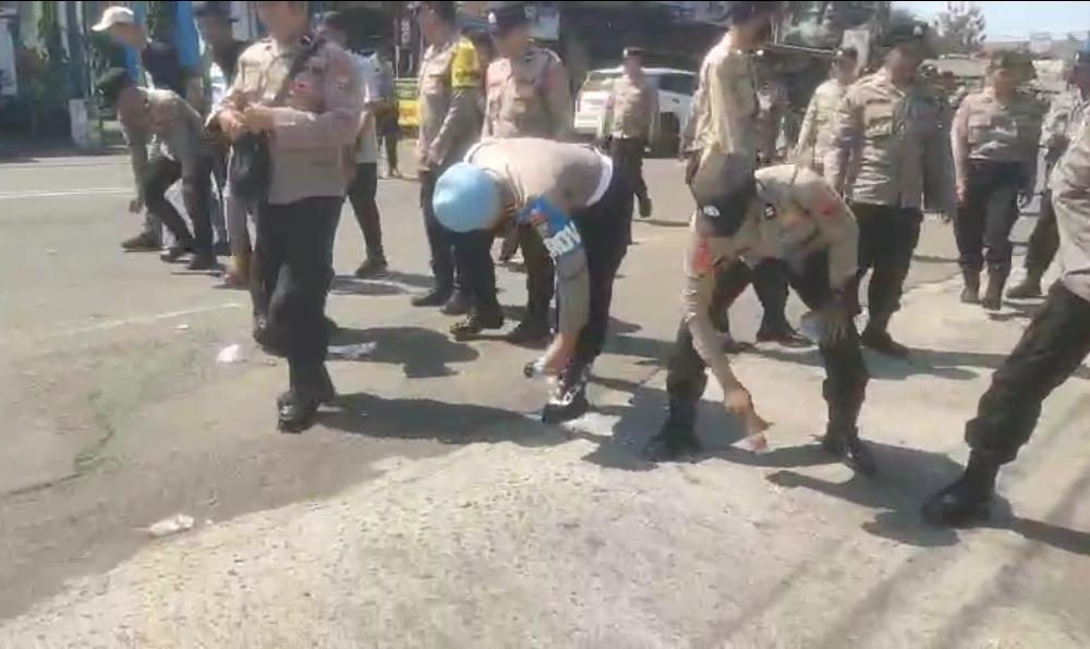 Salut, Personel Polres Blitar Bersihkan Sampah Usai Layanan Pengamanan Aksi Unjuk Rasa