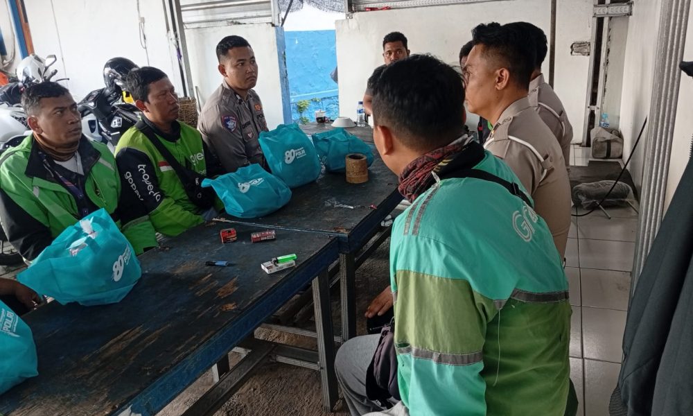Sambut Hari Bhayangkara ke – 80, Polres Jember Berbagi Paket Sembako untuk Ojol
