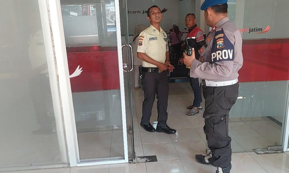 Patroli Polsek Pohjentrek Ajak Security Bank Tingkatkan Kewaspadaan Dalam Upaya Harkamtibmas yang Aman dan Kondusif