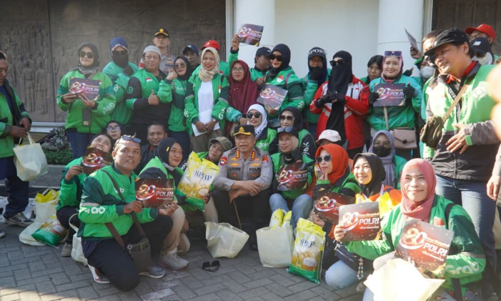 Polrestabes Surabaya Salurkan Paket Sembako untuk Warga di Hari Bhayangkara ke – 80