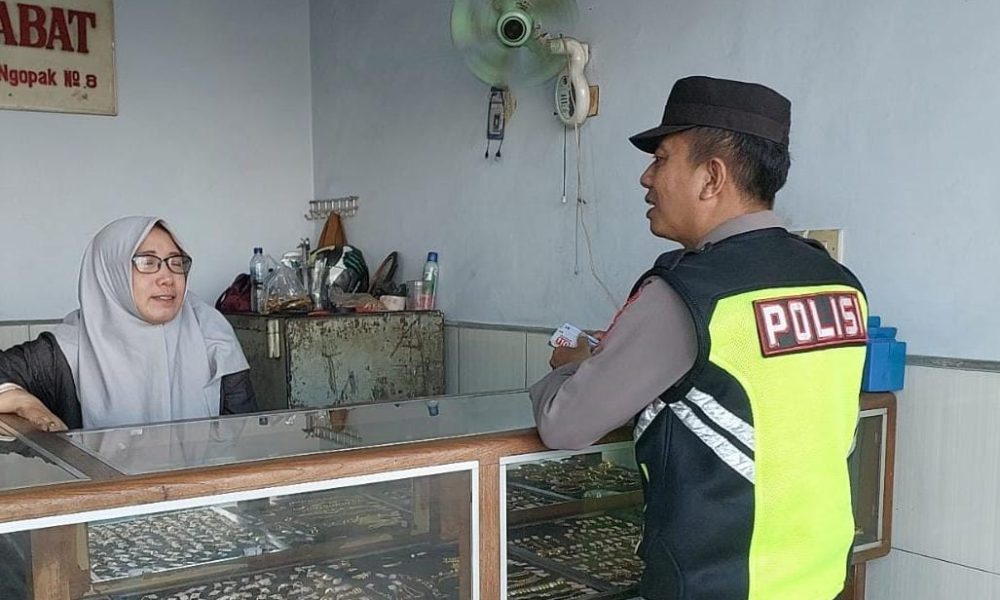Patroli Humanis Polsek Rejoso Sambangi Toko Emas, Cegah Aksi 3C dan Jaga Kamtibmas Tetap Kondusif