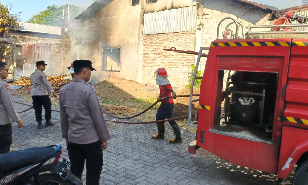 Gudang Meubel di Pergudangan Randusari Terbakar, Polres Pasuruan Kota Gerak Cepat Lakukan Penanganan