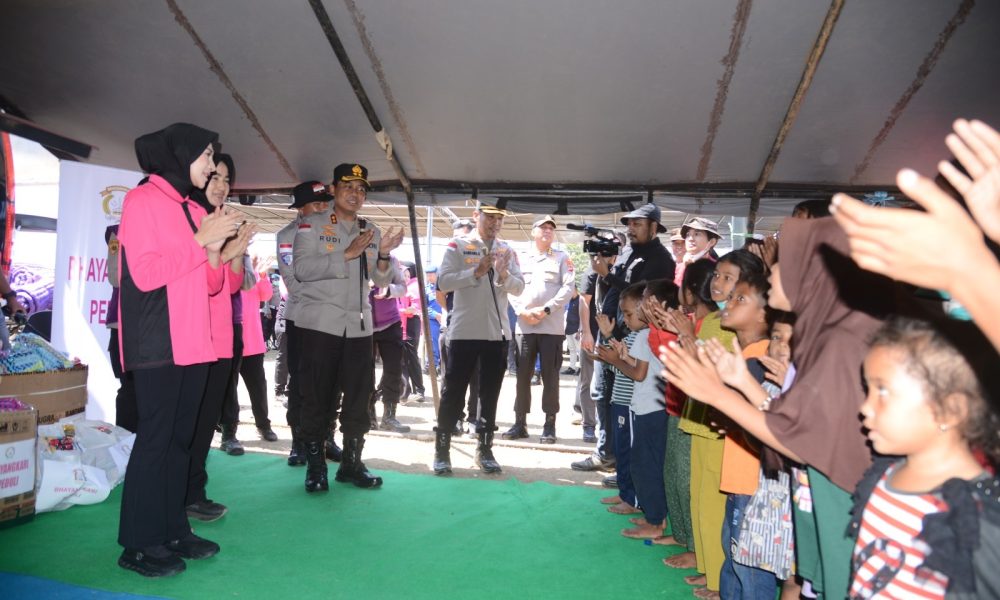 Polri Hadirkan Kepedulian, Berikan Trauma Healing bagi Pengungsi Gempa di Maumere