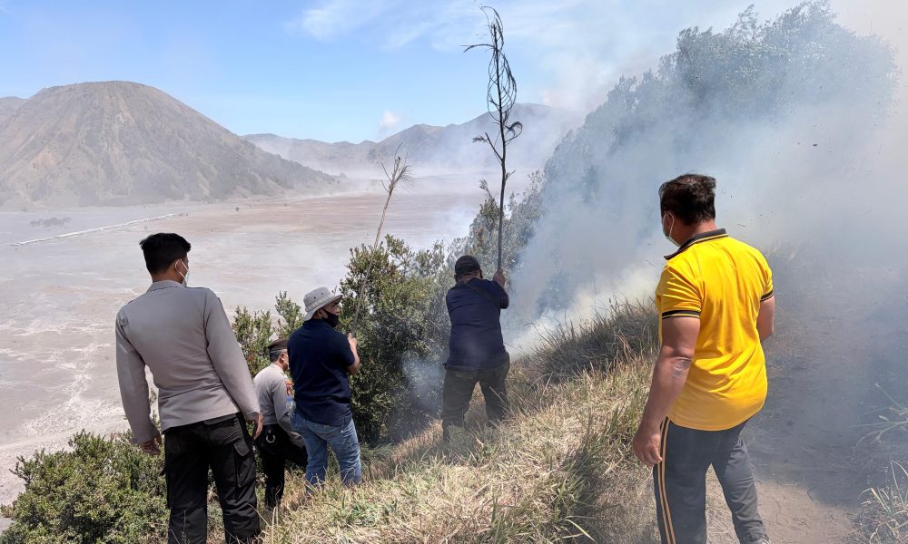 Karhutla Bromo: Api Mengarah ke Ngadisari, Polres Probolinggo Gerak Cepat Padamkan Api di Blok Seruni