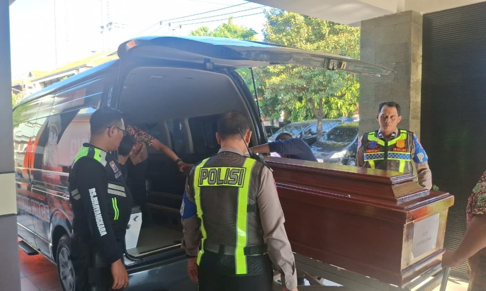 DVI Polda Jatim Serahkan Jenazah Kelima Korban KM Mutiara Sentosa II