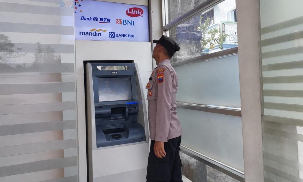 Patroli Presisi Polsek Nguling Sasar Perbankan dan ATM, Perkuat Harkamtibmas Akhir Pekan
