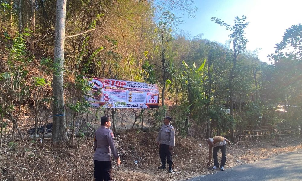 Polres Blitar Kota Edukasi Warga dan Pasang Banner Cegah Karhutla di Lereng Gunung Pegat