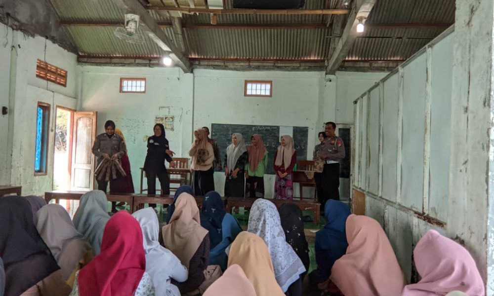 Polwan Polres Ngawi Gandeng Da’i Kamtibmas Edukasi Santri Cegah Perilaku Kekerasan