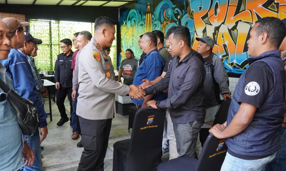 Kapolresta Malang Kota Ajak Media dan Suporter Jaga Kamtibmas, Dorong Aremania – Bonek Rawat Kedamaian Sepak Bola