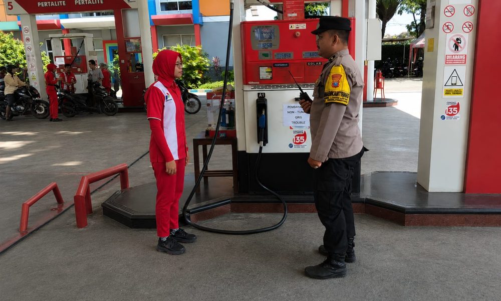 Patroli Polsek Pohjentrek Cek Ketersediaan BBM di SPBU 54.671.09