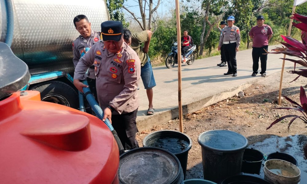 Polres Ponorogo Hadir Bawa Harapan Saat Kemarau Panjang, Salurkan 16 Ribu Liter Air Bersih untuk Warga Karangpatihan