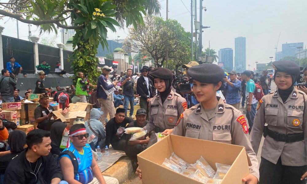 Polwan Sapa Pejuang Aspirasi, Bagikan Makanan dan Minuman di DPR