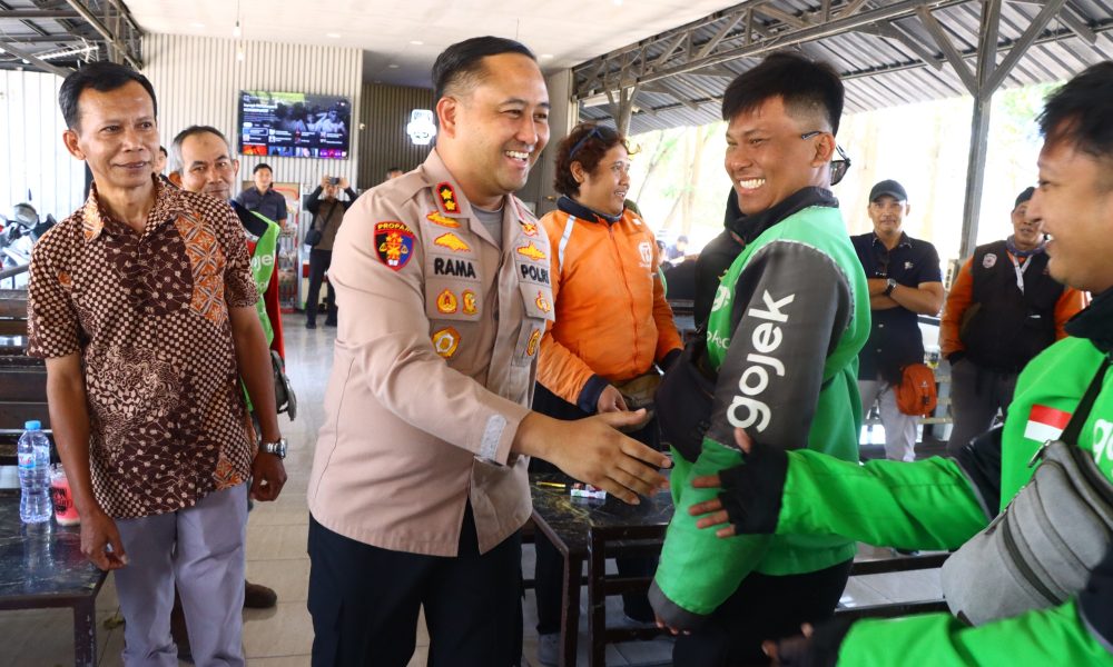 Bangun Sinergi, Kapolres Gresik Gelar Dialog Interaktif dan Bagi Bansos ke Driver Ojol
