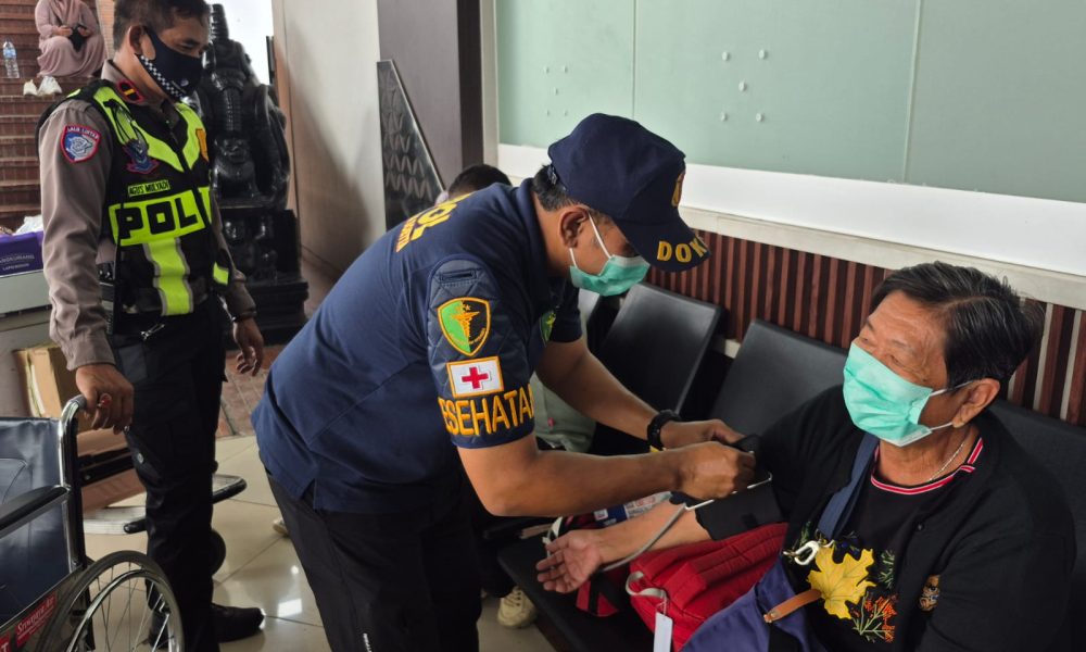Polresta Bandara Soetta Beri Layanan Kesehatan dan Masker Gratis untuk Penumpang Pesawat yang Tertunda Akibat Erupsi Anak Krakatau