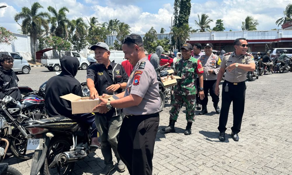 Aksi Humanis Polres Bondowoso, Berbagi Air Minum Gratis untuk Warga Antre di SPBU