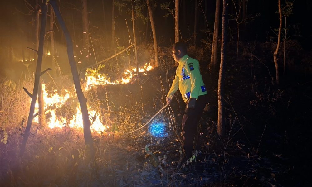 Sinergi Polsek Bungkal Bersama Tim Gabungan Berhasil Jinakkan Karhutla di Ponorogo