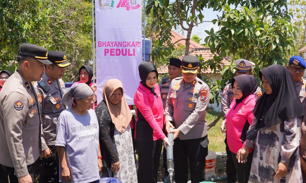 Atasi Krisis Air, Polres Bangkalan Distribusikan 48.000 Liter Air Bersih di Dua Kecamatan