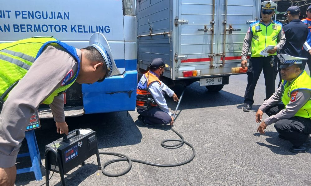 Polres Pelabuhan Tanjung Perak Tingkatkan Kepatuhan dan Tekan Polusi melalui Operasi Gabungan