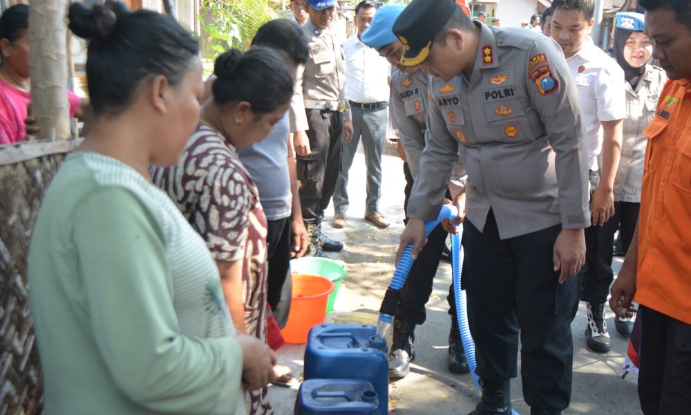 Polres Bondowoso Distribusikan Air Bersih Bantu Warga Taman Krocok Hadapi Kemarau Panjang