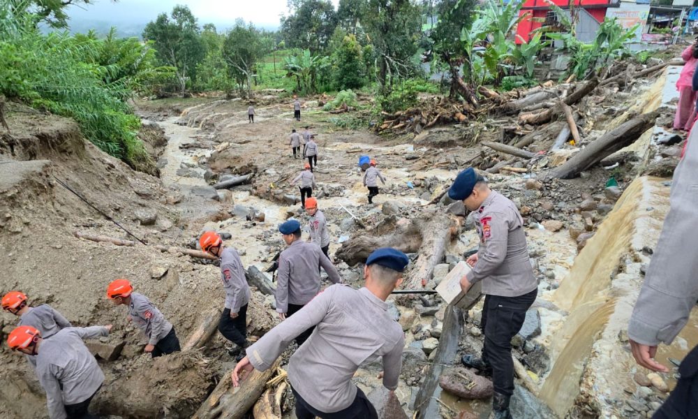 Saat Galodo Menerjang Solok, Polri Hadir Melayani: SAR Dikerahkan, Mapolres Jadi Tempat Pengungsian