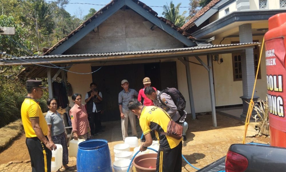 Polres Trenggalek Distribusikan Air Bersih ke Pelosok Desa Melalui Patroli Gentong dan Kendil