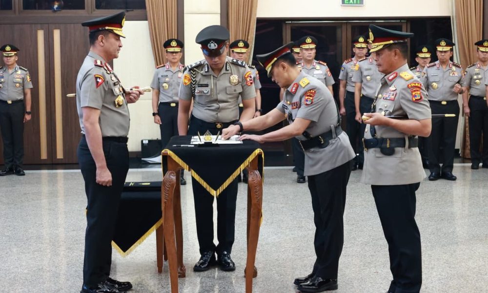 Kapolri Pimpin Sertijab Kakorlantas dan Tiga Kapolda di Mabes Polri